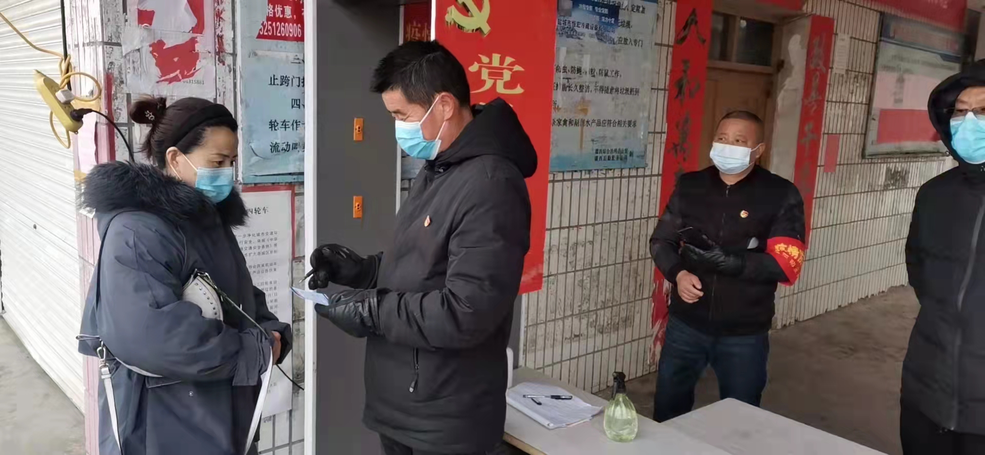 菜場執(zhí)勤.jpg 菜場執(zhí)勤.jpg